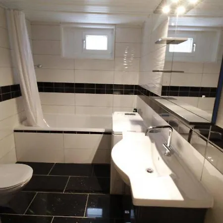 Проживание в семье Multiple Near The Station